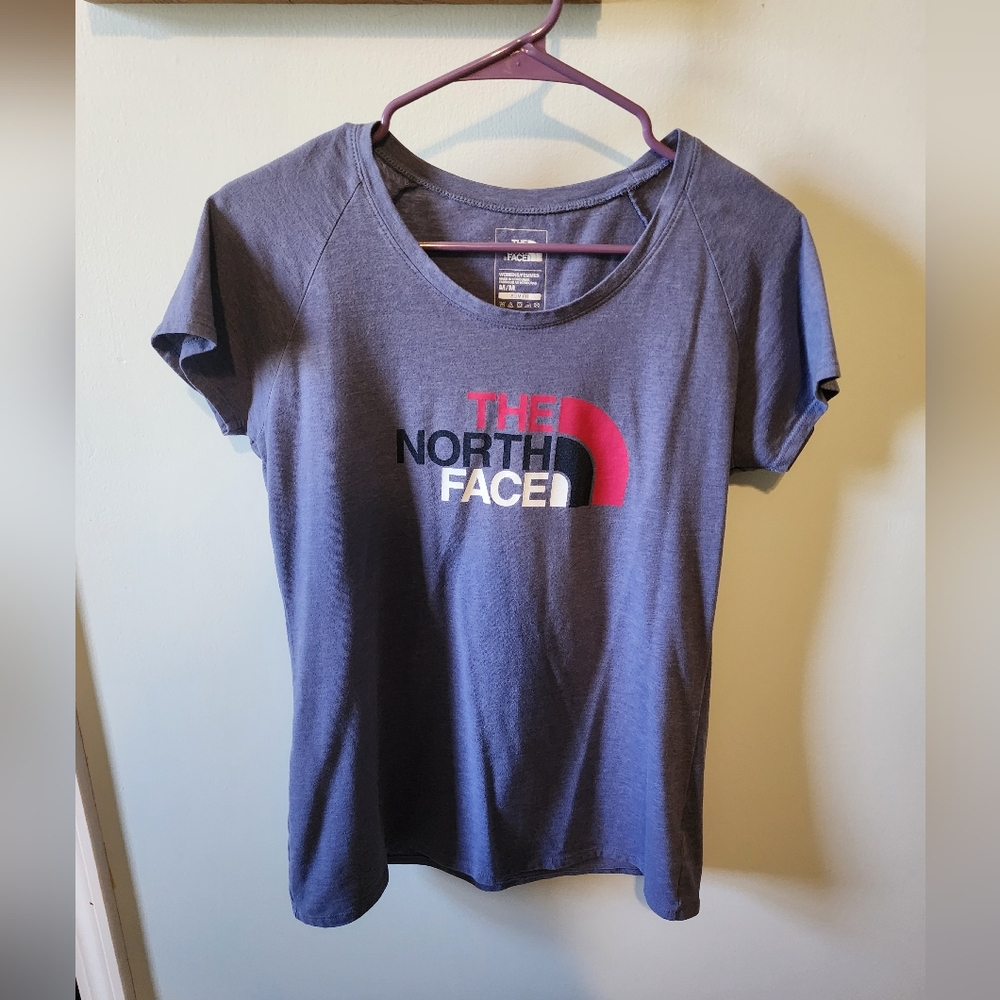 North Face t-shirt size medium